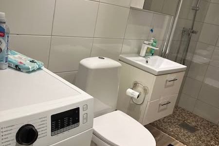 Charmig 2:a med trädgård i lugna Älvsjö