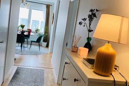 Ljus 4:a nära strand & centrum – Farsta