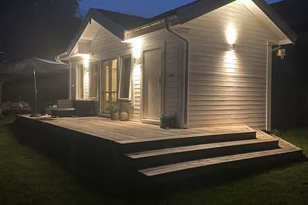 Möblerat attefallshus i lantlig idyll