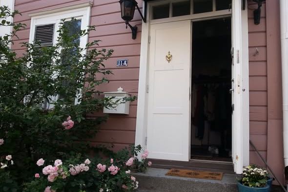 Charmig vindsvåning nära nationerna