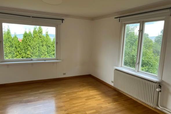 Ljust rum i villa kollektiv för tjej