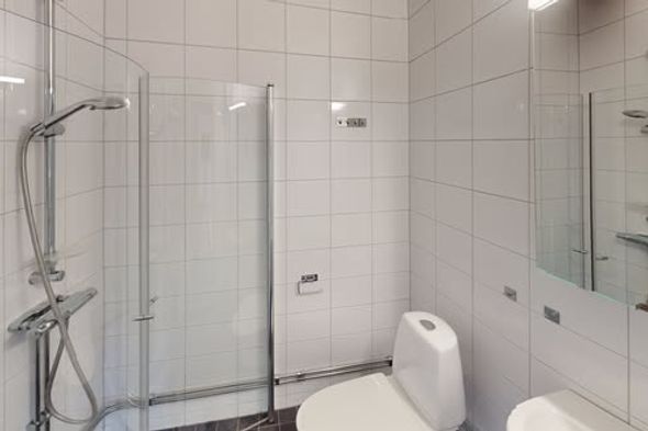 Totalrenoverad 1:a med inglasad balkong