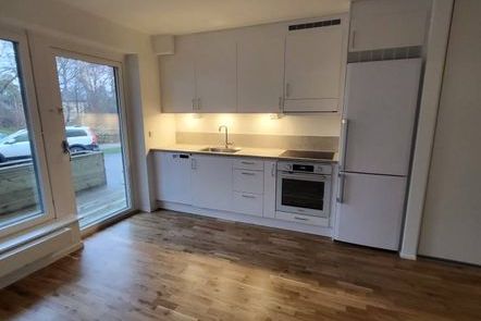 Nyproducerad 1:a med uteplats i Farsta