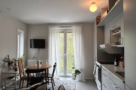 Mysig studentetta nära vatten i Gröndal