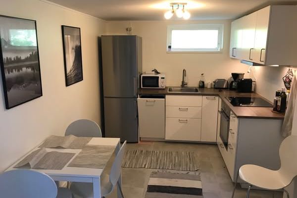 Nyrenoverat rum med trädgård i Täby