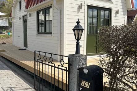 Charmigt attefallshus i Älvsjö nära stan