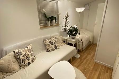 Mysig nybyggd stuga i lugna Rosersberg