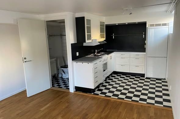 1,5 rok med uteplats i Haga & parkering