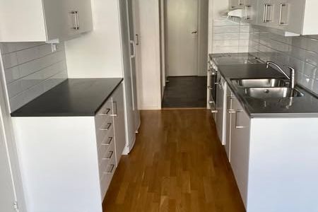 Rymlig 2:a med terrass i Upplands Väsby