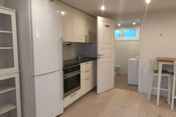 Rymlig uthyrningsdel med kök & badrum i villa