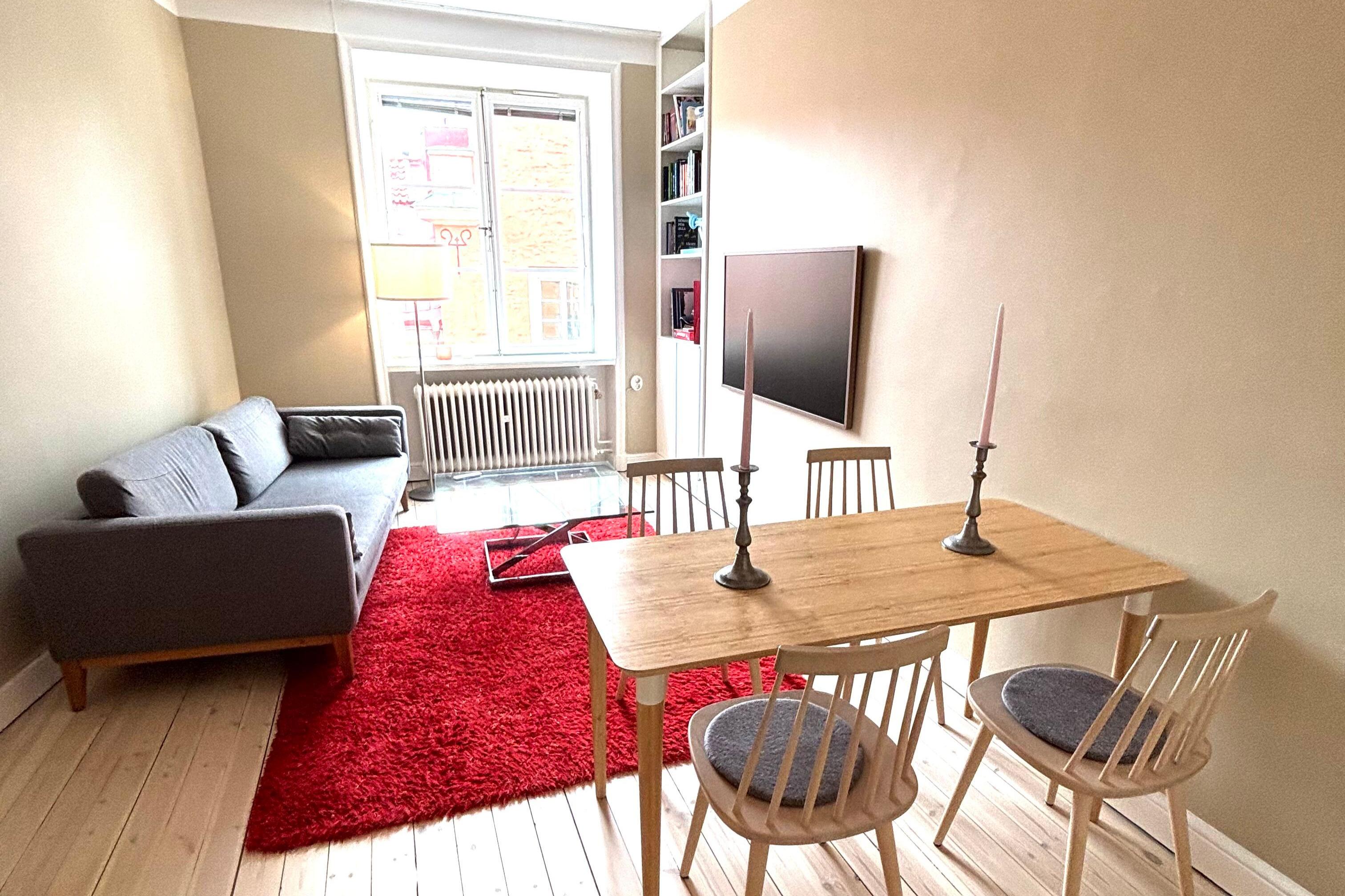 Mysig, nyrenoverad etta i lugna och charmiga Rödabergen