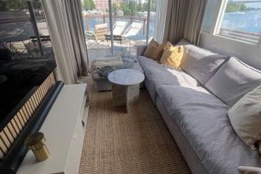 Unik takvåning på båt med sjöutsikt