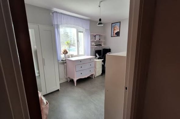 Rum 25 kvm med egen ingång i Hässelby