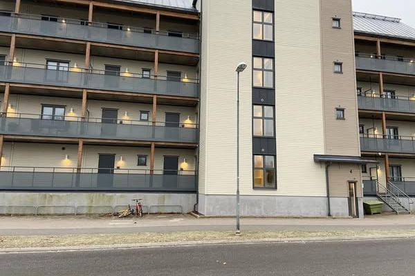 Rymlig 2:a i Märsta nära pendeltåg