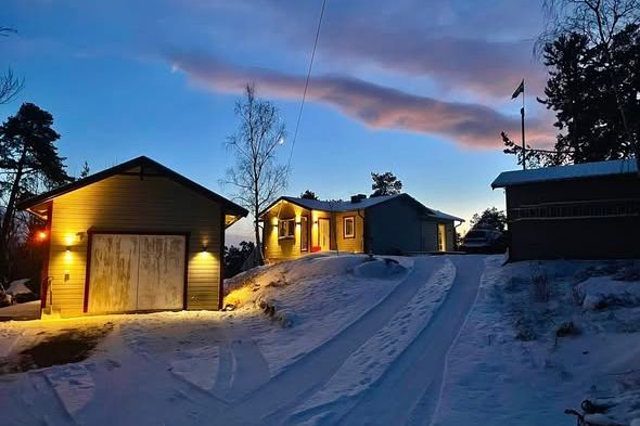 Ljusrenoverat hus nära hav & natur