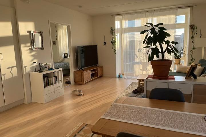 Ljus 2:a med parkering vid Mobilia