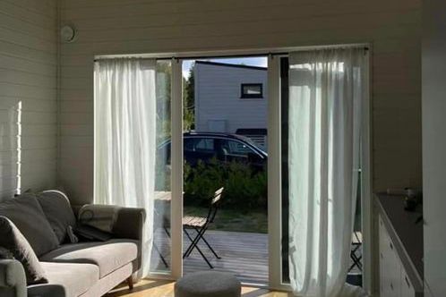 Charmigt attefallshus med loft nära Stockholm