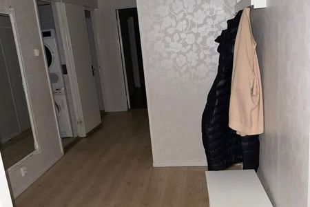 Rymlig 3:a i Farsta nära butik & buss