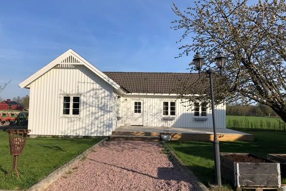 Charmigt gårdshus nära Väse kyrka