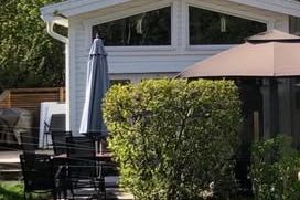 Attefallshus i Segeltorp med altan