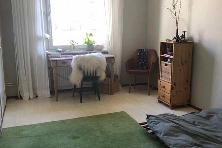 Ljust rum uthyres i charmigt, delat hem