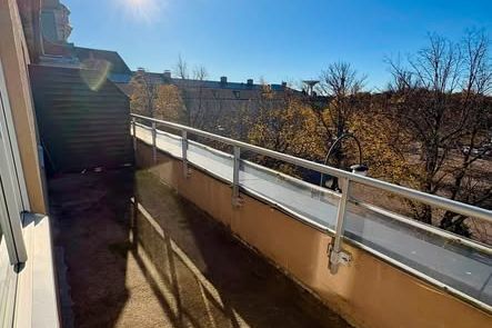 Nyrenoverad 1:a med terrass i centrum