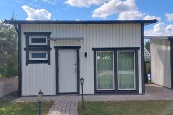 Sjönära Attefallshus i Trollbäcken