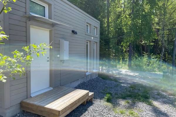 Nybyggt attefallshus i Tullinge nära natur