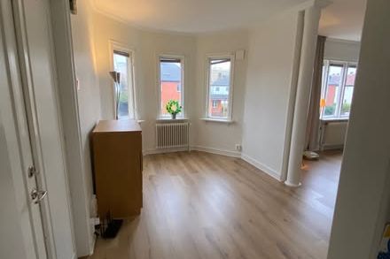 Ljus och rymlig 20-talscharm i Bagaregården