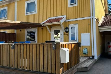 Rymlig 5:a med två altaner i Tumba