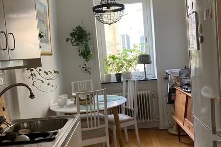 Ljus 2:a med balkong nära T-banan