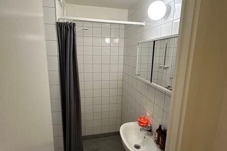 Möblerat korridorsrum nära Ekonomikum