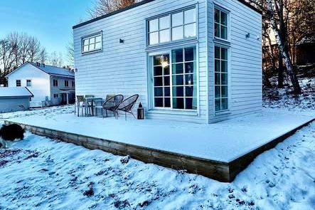 Ljus attefallare med loft & solig terrass