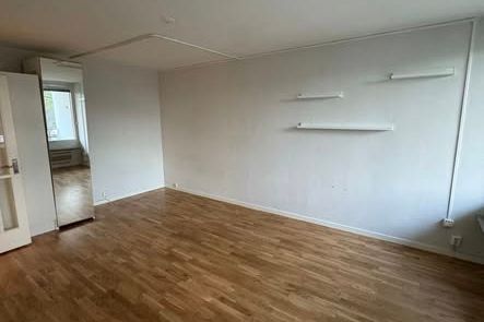 Ljus 1,5:a med balkong vid T-banan