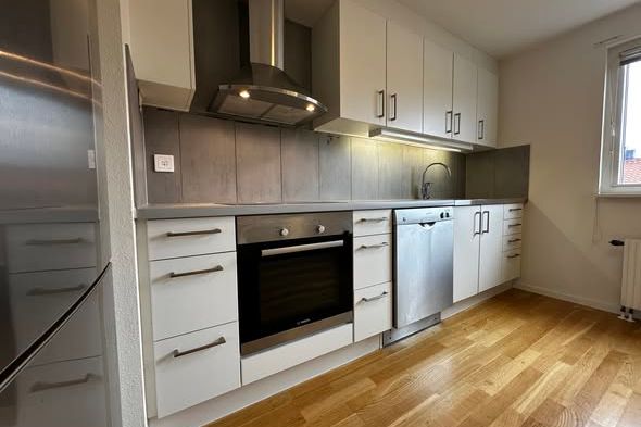 Charmig vindsvåning med snedtak och ljus