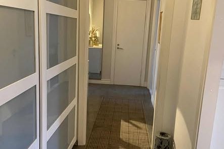 2:a med havsutsikt & inglasad balkong