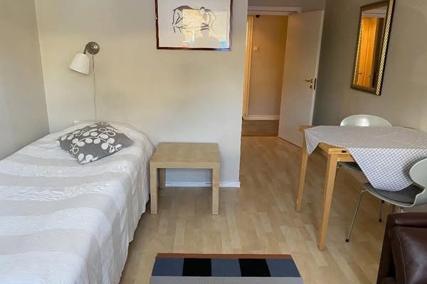 Möblerat rum med uteplats nära Huddinge