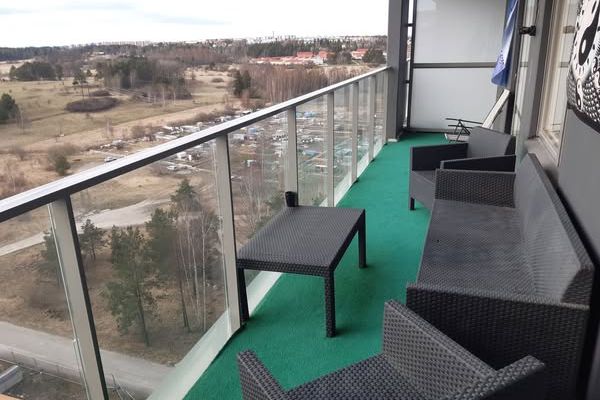 Modern etta med stor balkong i Spånga