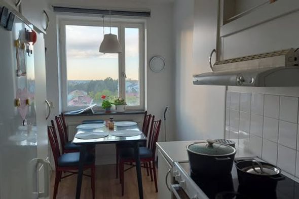 Möblerad 2:a nära T-bana i Hägersten