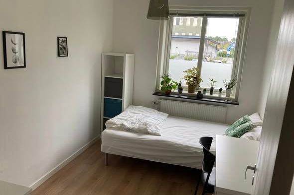 Rum uthyres i centralt läge – allt ingår