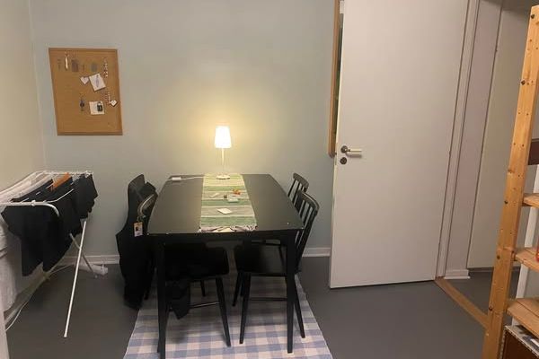 Möblerat rum i Hökarängen för tjej, 3500:-