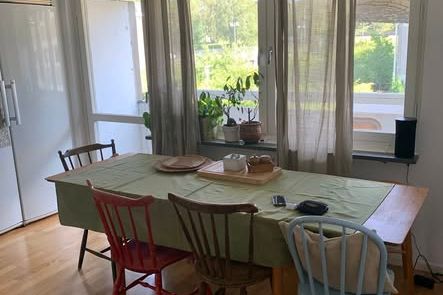 Rymligt rum i Askim med balkong