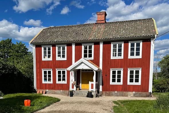 Totalrenoverad etagelägenhet på landet