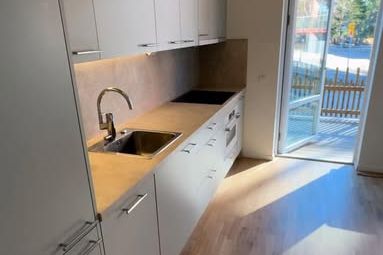 Nybyggd 1:a med uteplats i Hässelby