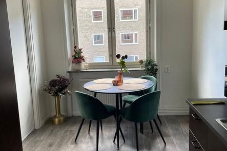 1:a hand, 1 rok med balkong i centrum