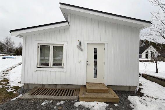 Nybyggt attefallshus nära Hammarskog