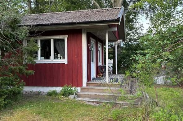 Litet hus i Österskär nära Roslagsbanan
