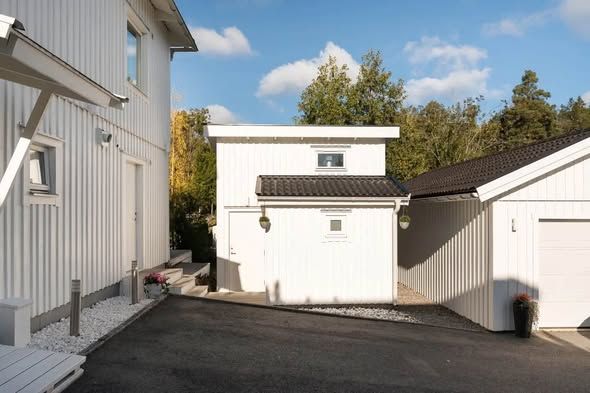 Attefallshus i Huddinge med altan