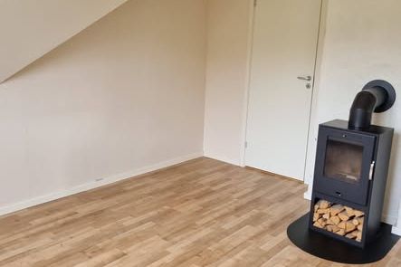 Ljus 2:a med balkong nära vattnet