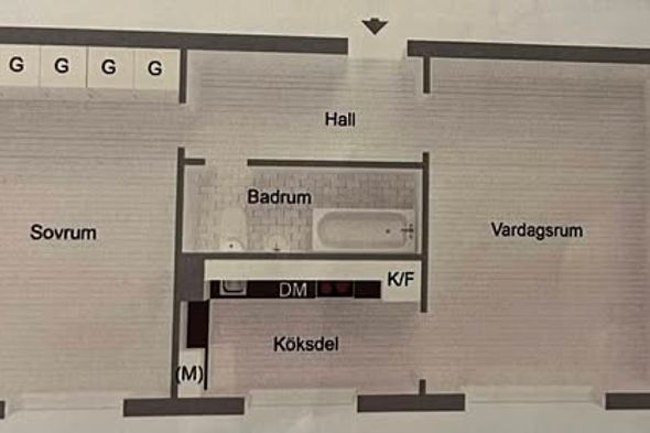 Möblerad 2:a i Brandbergen nära buss